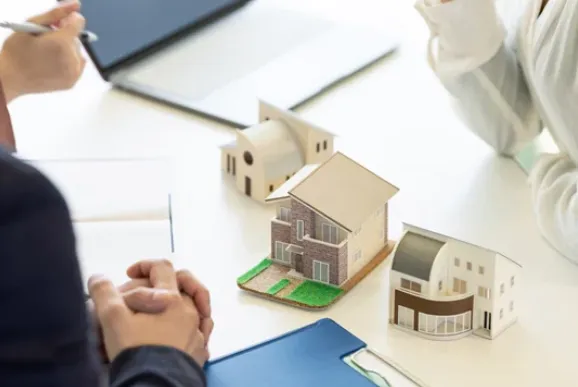 🏚💥ゴミ屋敷とは？🧹不動産買取を依頼する方法やメリットをご紹介！💰🏠